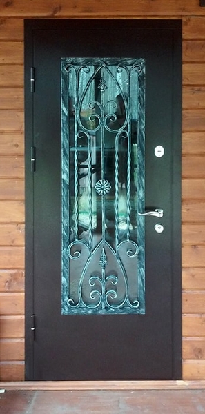 Дверь со стеклом и коваными элементами