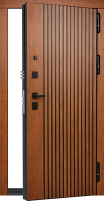 Входная дверь для квартиры с отделкой из панелей МДФ с линейной фрезеровкой