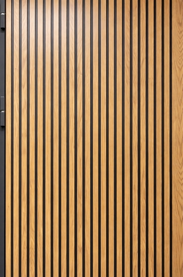 Металлическая дверь с отделкой панелями MDF с линейной фрезеровкой